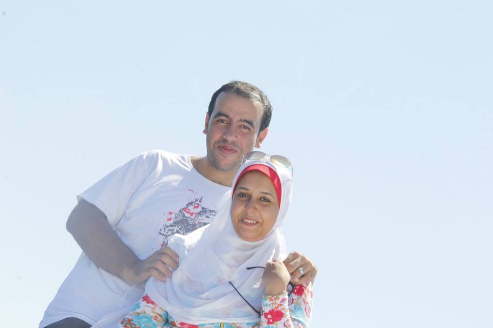 فى ظل كل التحديات اللى بتواجهنا الا اننا بنحاول نكون عيلة سعيده من غير ما ننسى اهلنا بنحاول نقوم بواجباتنا . احيانا كتير بنقصر بس ادينا بنحاول ... ربك بيعين :)